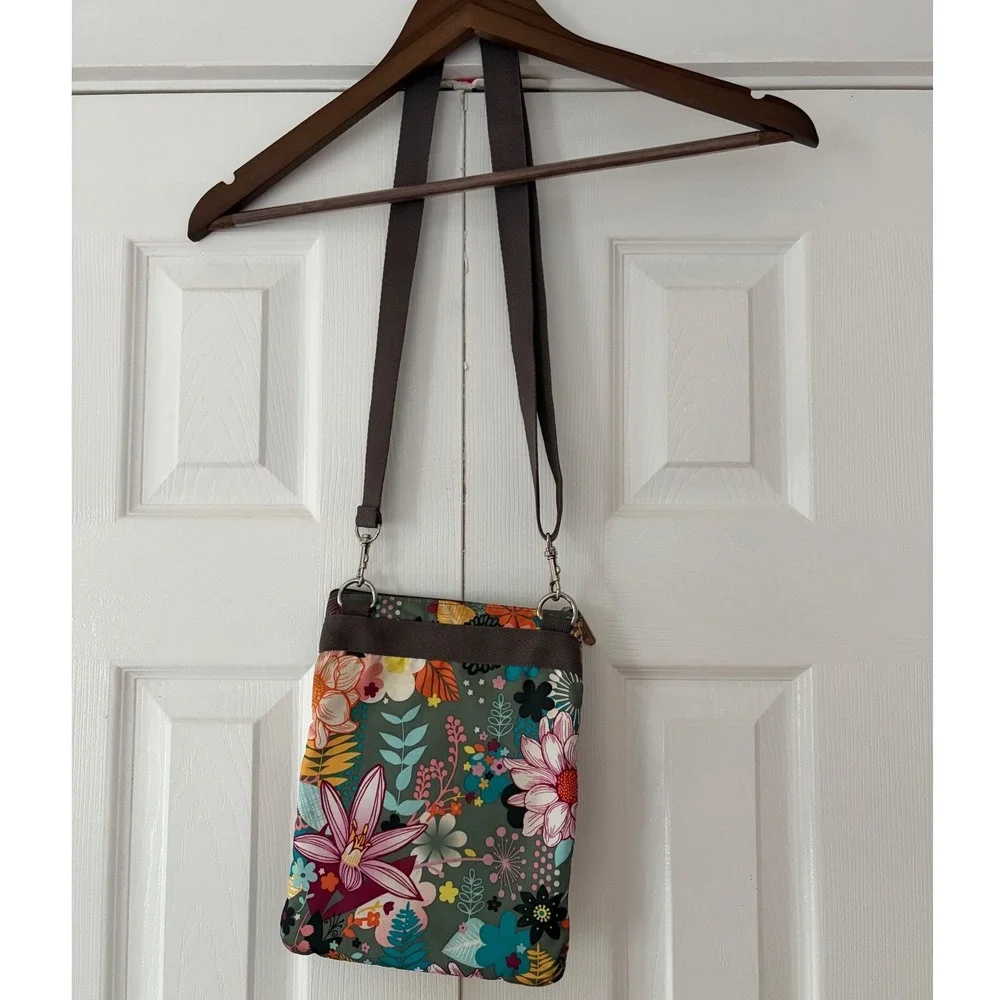 LeSportsac Quinn Crossbody Bag Floral‎ Print Olive Green Nylon Triple Zip Travel